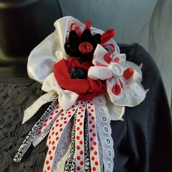 Red and White Flower Pin - Picture 1 of 2